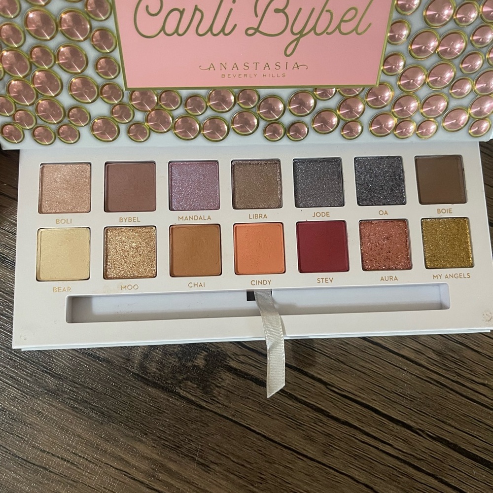 Makeup Bundle - Picture 9 of 11